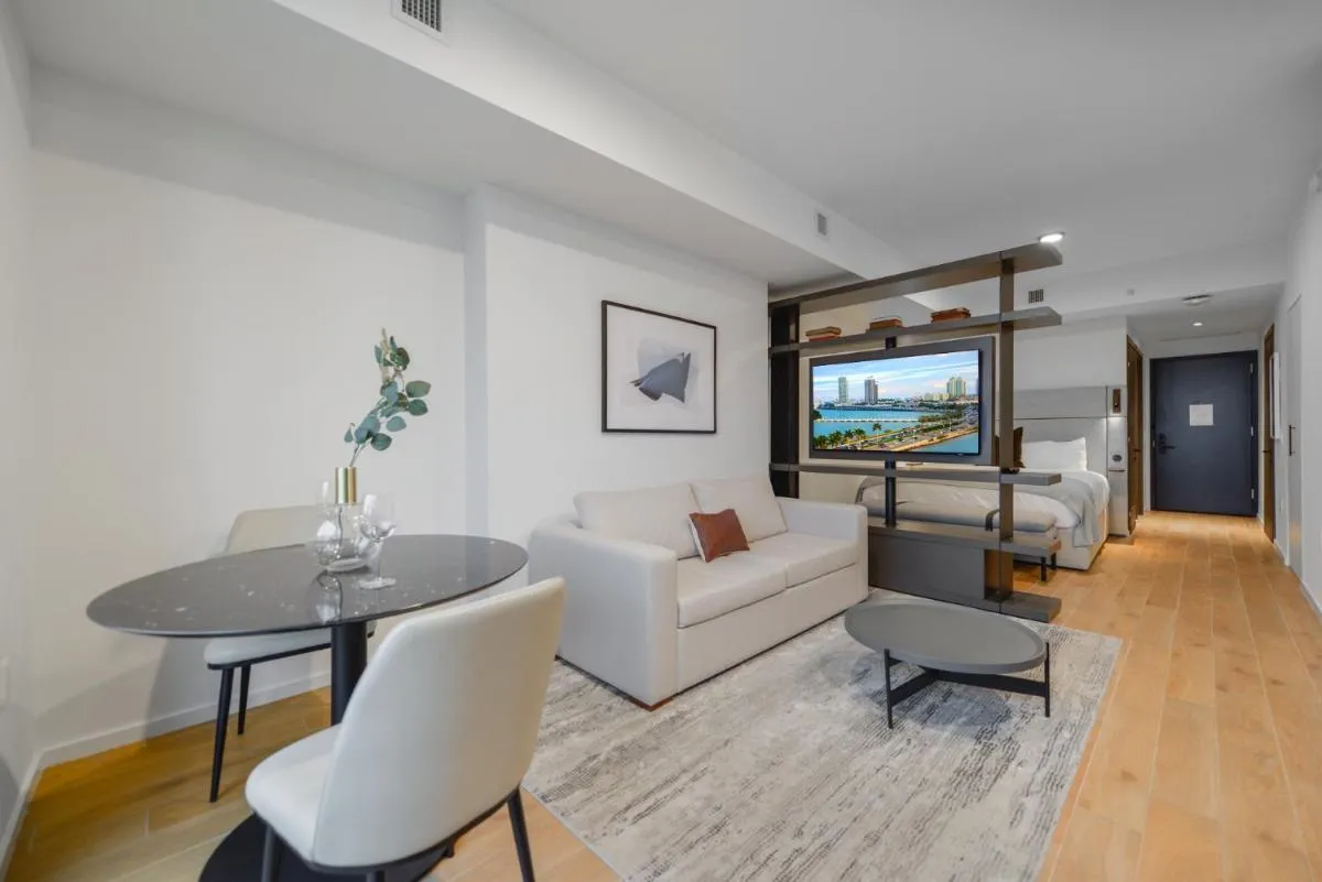 Image 1 of Quiet Bayside Studio Overlooking the city