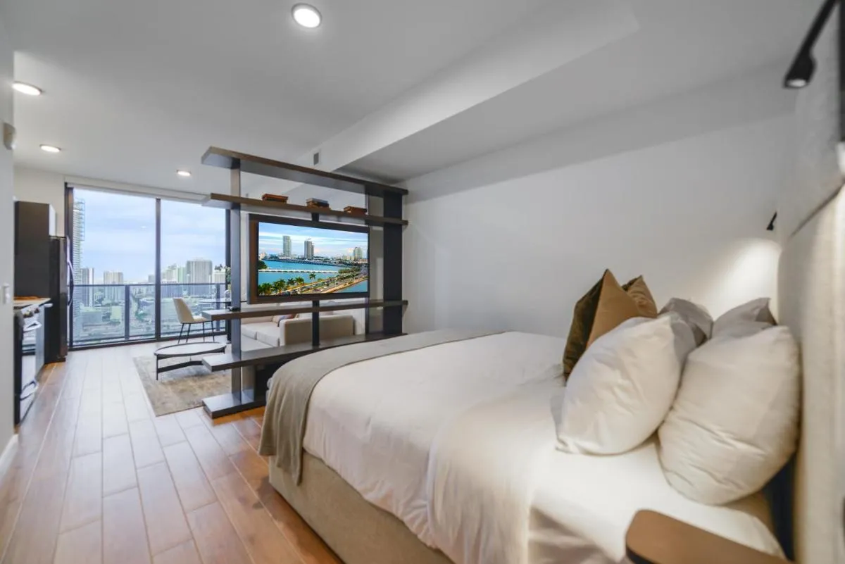 Image 2 of Quiet Bayside Studio Overlooking the city