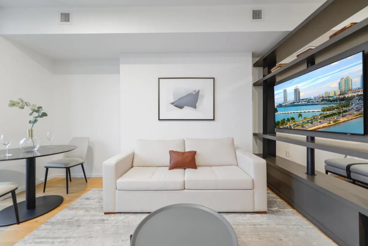 Image 4 of Quiet Bayside Studio Overlooking the city