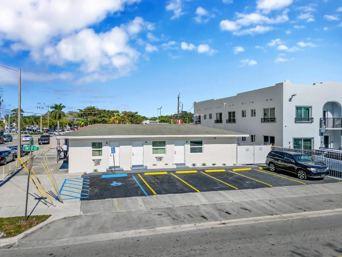 Image 4 of Rainbow Motel Miami