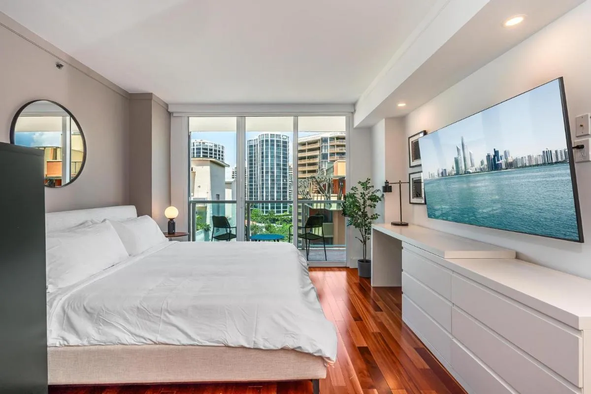 Image 2 of Renovated Coconut Grove Studio includes Parking