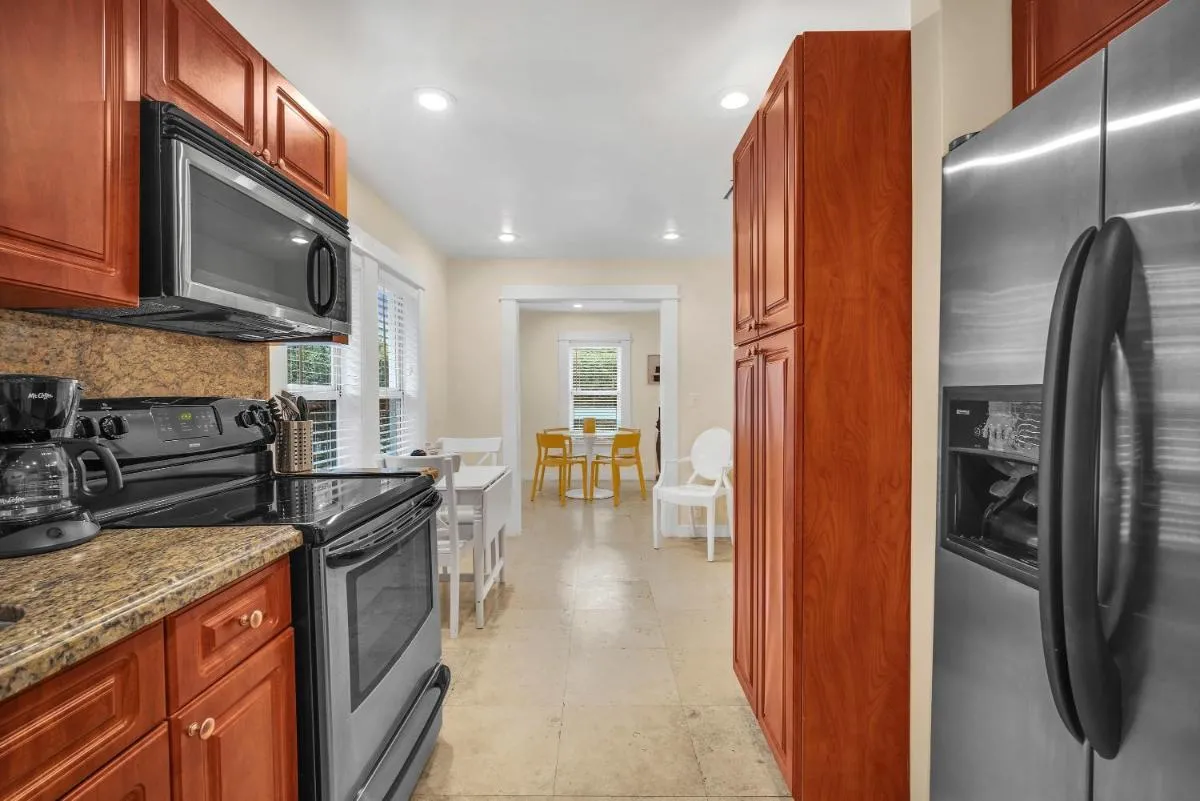 Image 3 of Renovated Grove Bungalow -near Coconut Grove