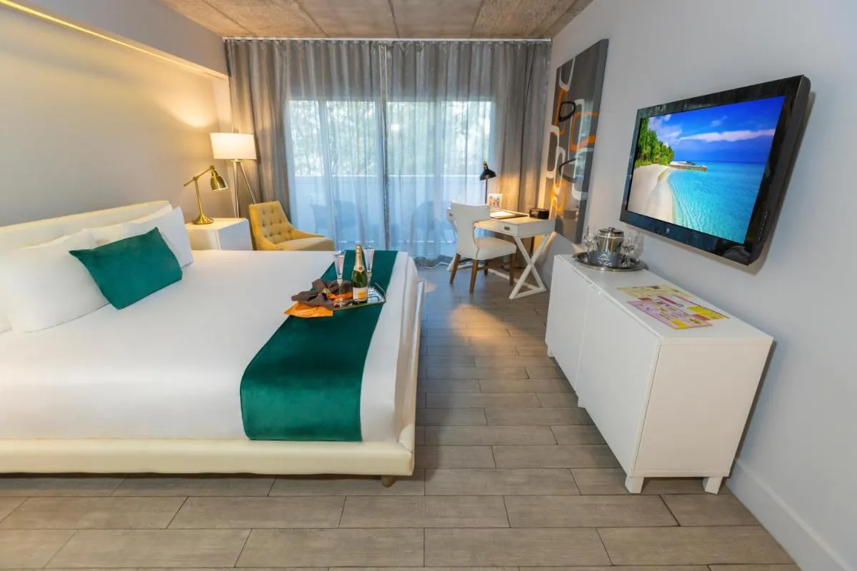 Image 3 of Riviera Suites