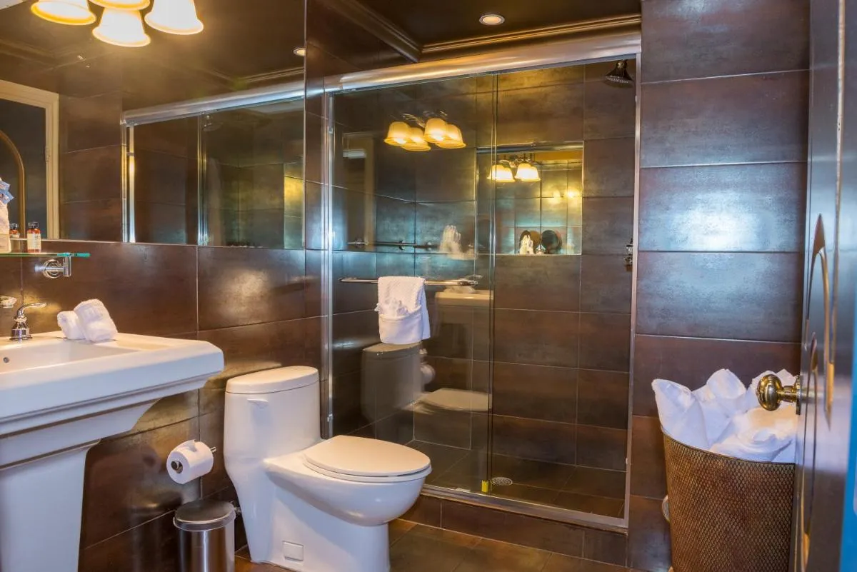 Image 4 of Riviera Suites