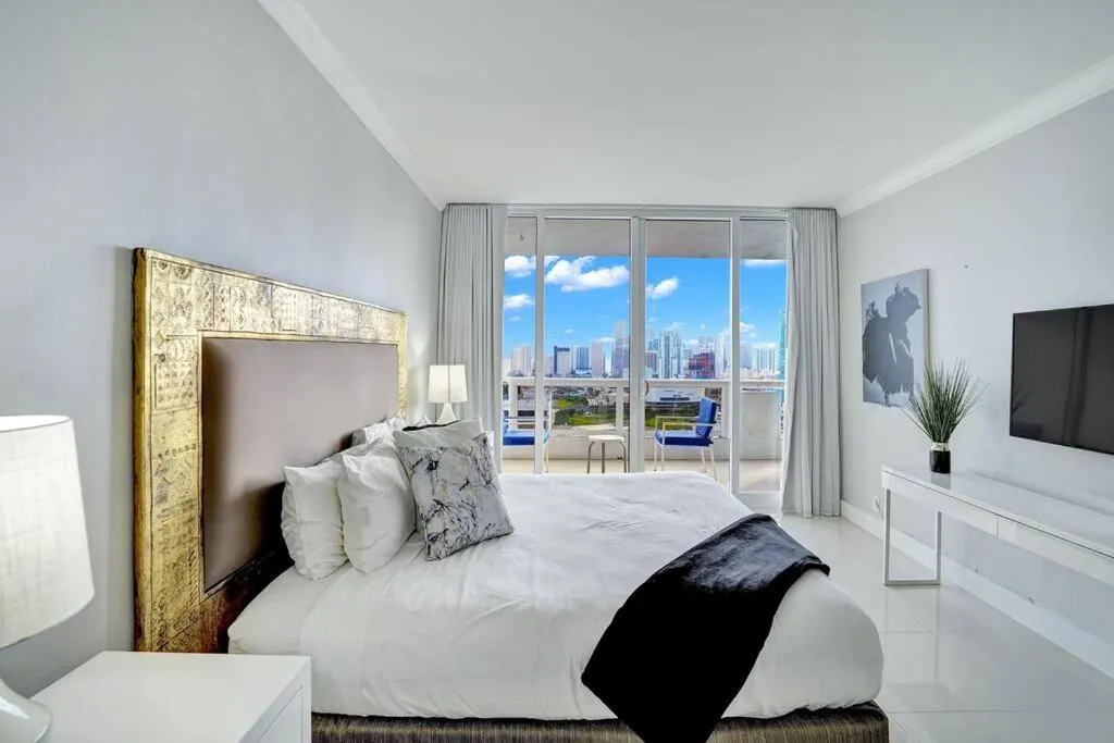 Image 5 of Sky High Penthouse! Water & City Views (top floor)