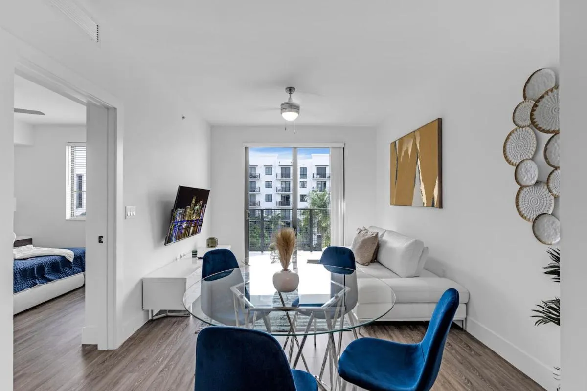 Image 6 of Sleek Doral Retreat 1 Bed Oasis With Free Parking