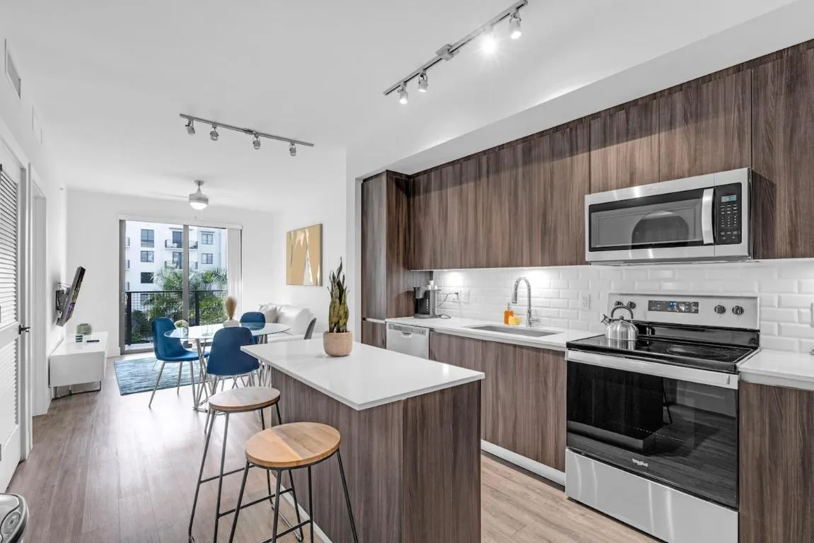 Image of Sleek Doral Retreat 1 Bed Oasis With Free Parking