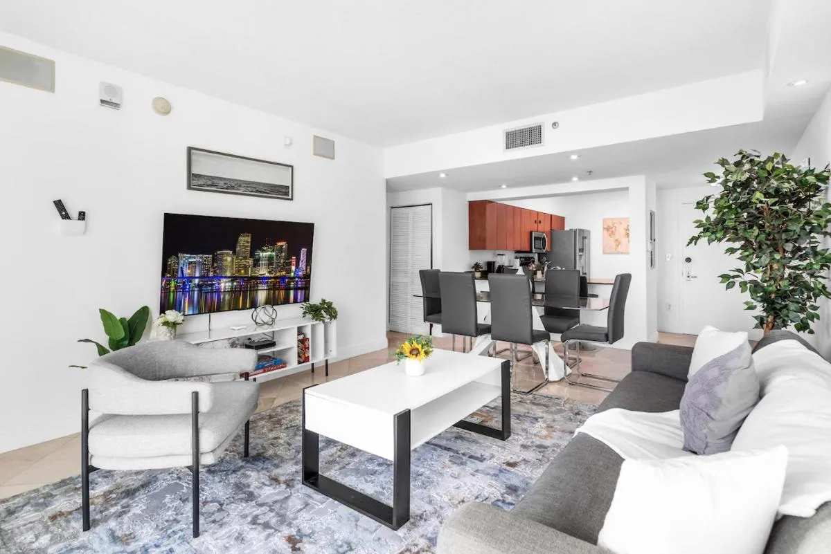 Image 3 of Spacious 2 Bed Unit in Brickell with Free Parking