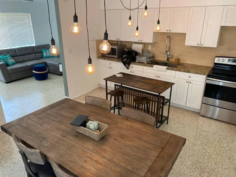 Image 2 of Stayover In Miami Home 2BR – 1BTH – free parking