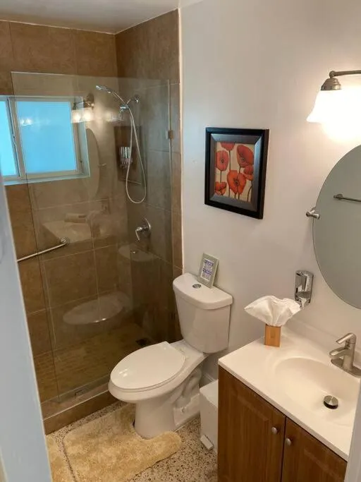 Image 3 of Stayover In Miami Home 2BR – 1BTH – free parking