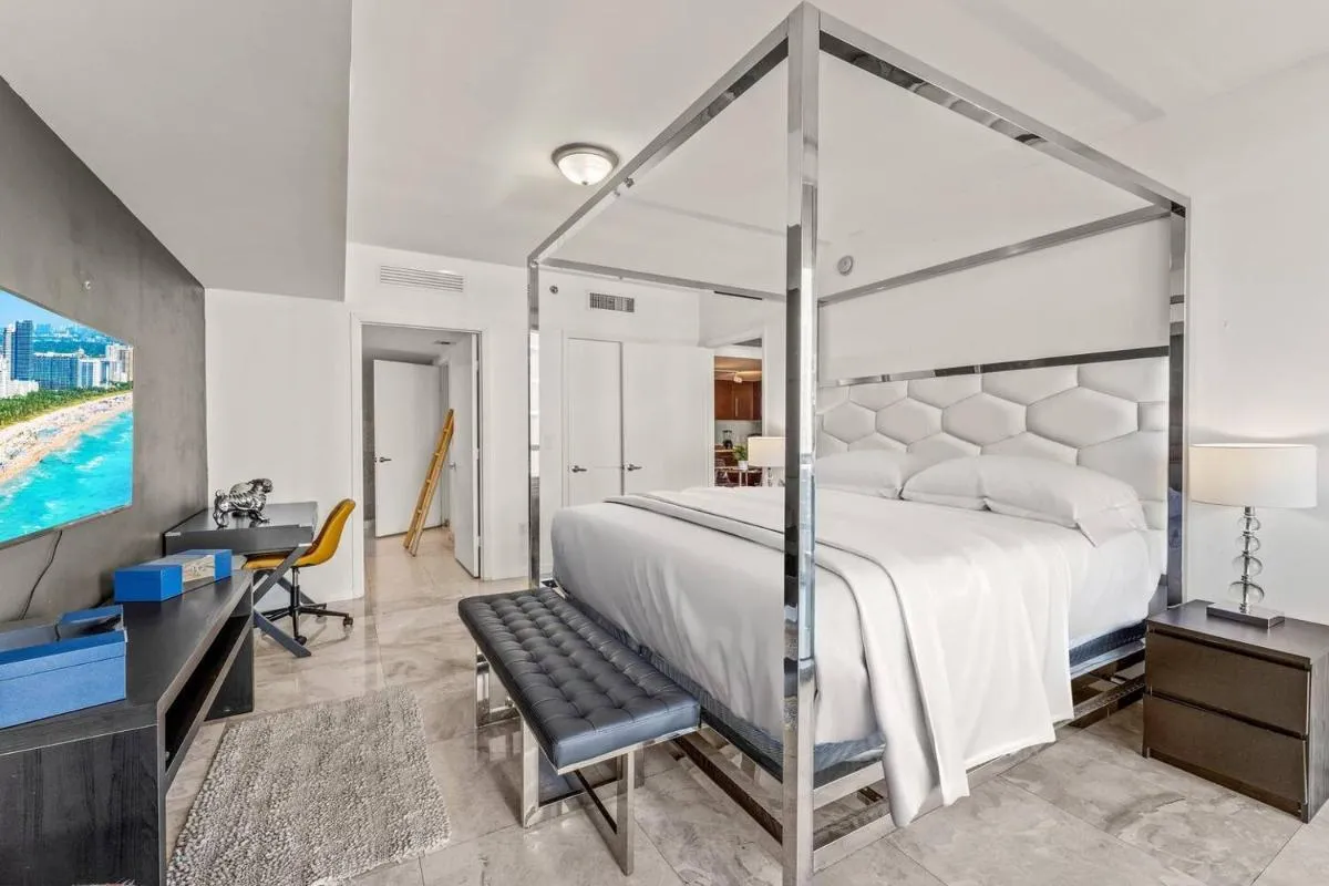 Image 1 of Stunning 1BR W Icon Condo -Waterviews-FreeSpa