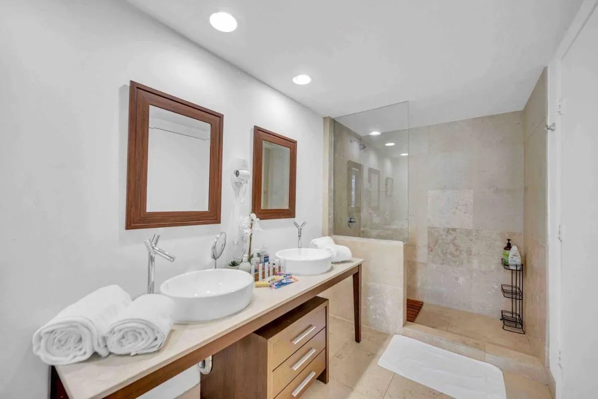 Image 2 of Stunning 1BR W Icon Condo -Waterviews-FreeSpa