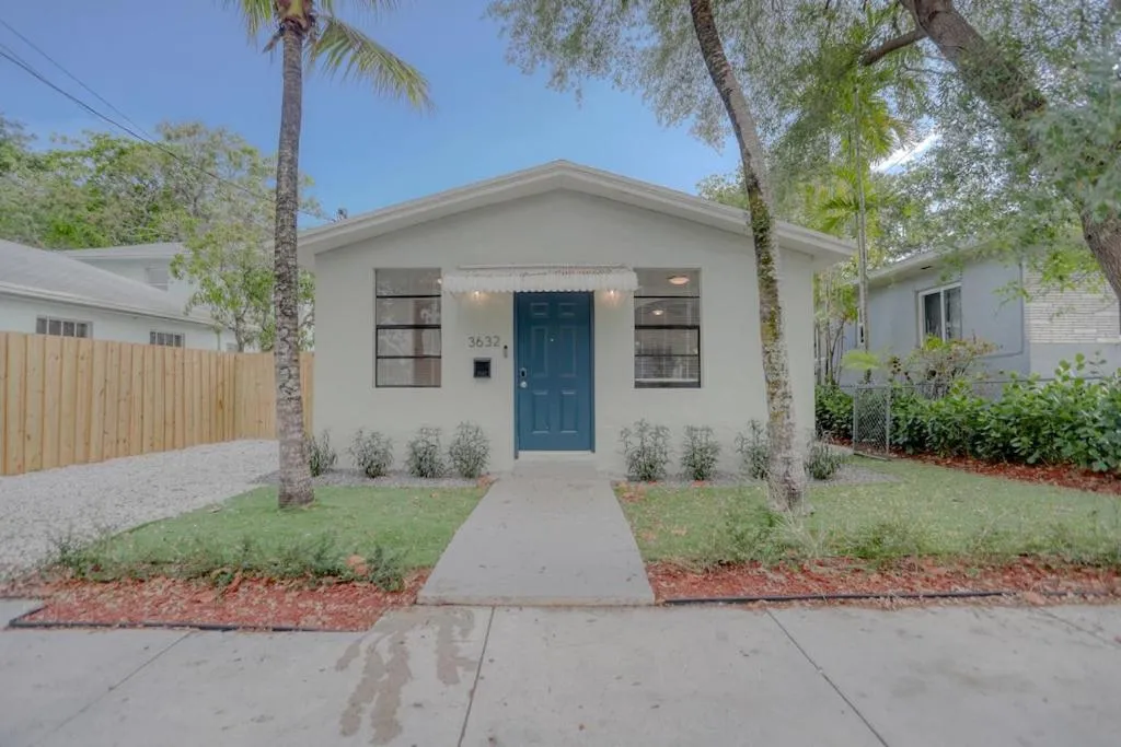 Image 5 of Stylish, Modern with a splash of Glam! Upscale 4-3 In Historic Coconut Grove