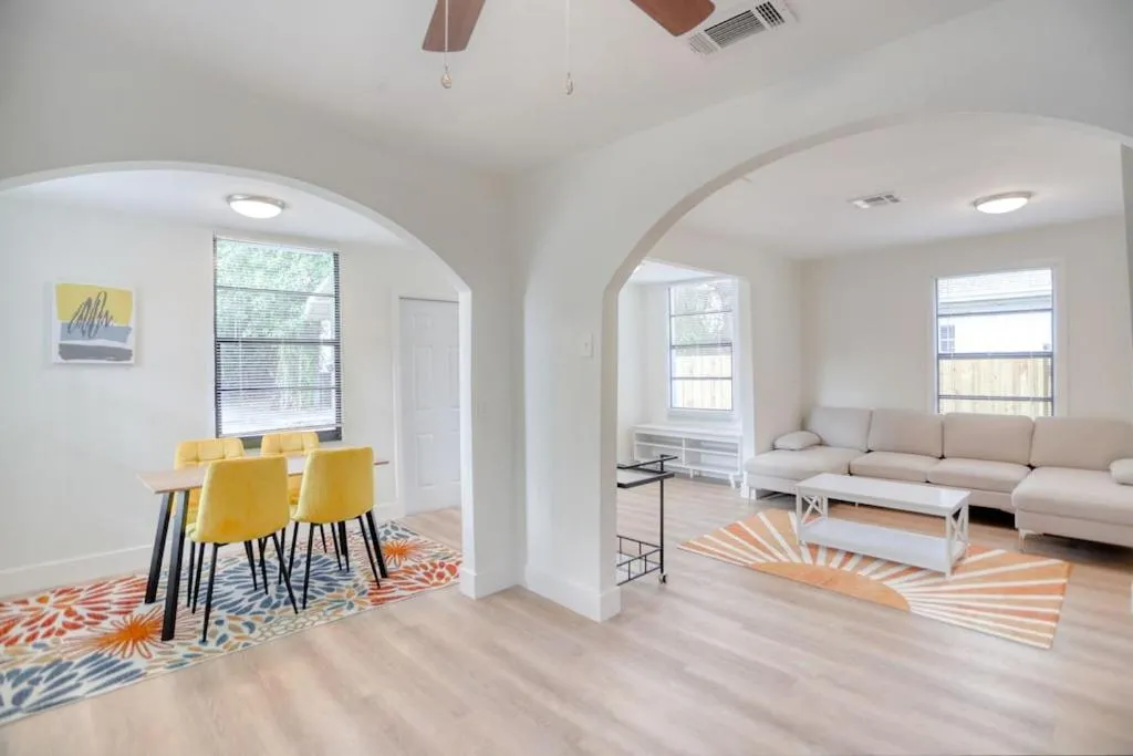 Image of Stylish, Modern with a splash of Glam! Upscale 4-3 In Historic Coconut Grove