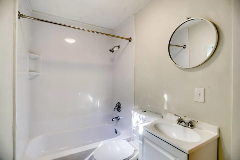 Image 2 of Stylish, Modern with a splash of Glam! Upscale 4-3 In Historic Coconut Grove