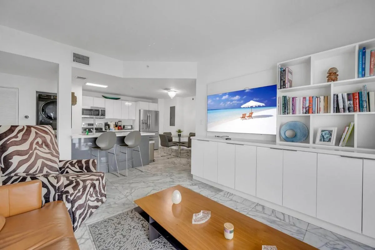 Image 1 of Subtle 2 Bed in Edgewater near Downtown With Free Parking