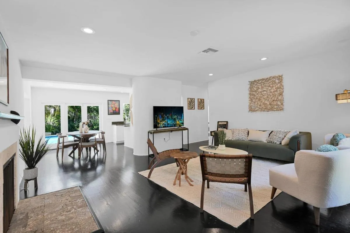 Image 5 of Summer Estate – Pool Parking & Prime Location