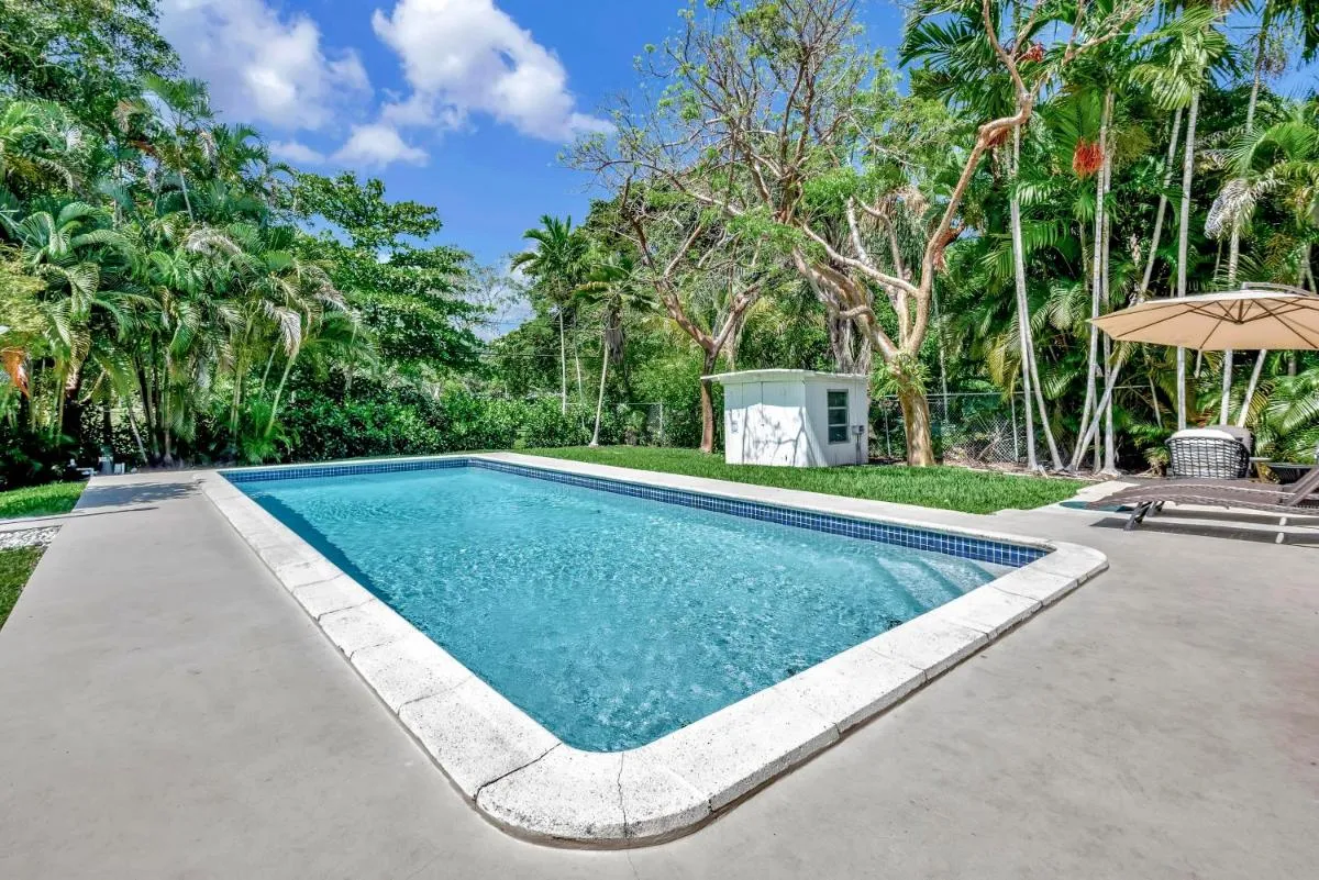 Image 3 of Summer Estate – Pool Parking & Prime Location