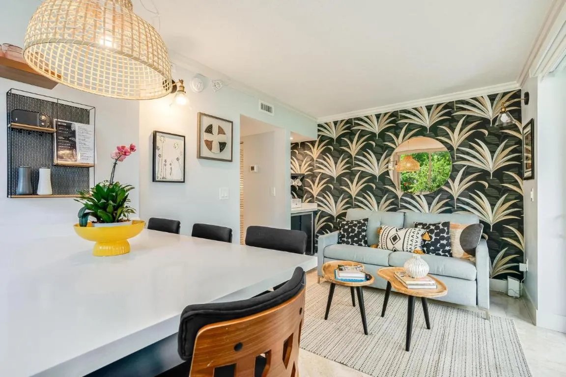 Image of The Palms Coconut Grove 1 bedroom condo includes parking