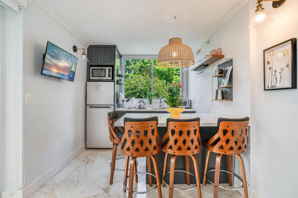 Image 4 of The Palms Coconut Grove 1 bedroom condo includes parking