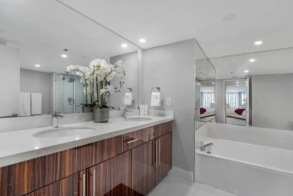 Image 2 of The Queen B! Water & Skyline Views – Renovated