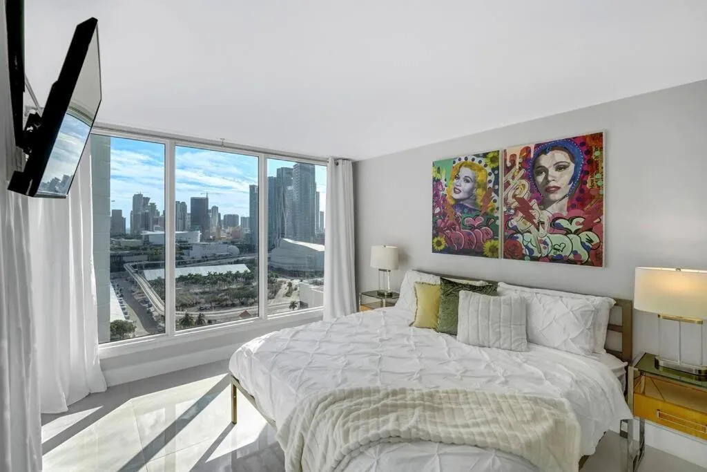 Image 1 of The Queen B! Water & Skyline Views – Renovated