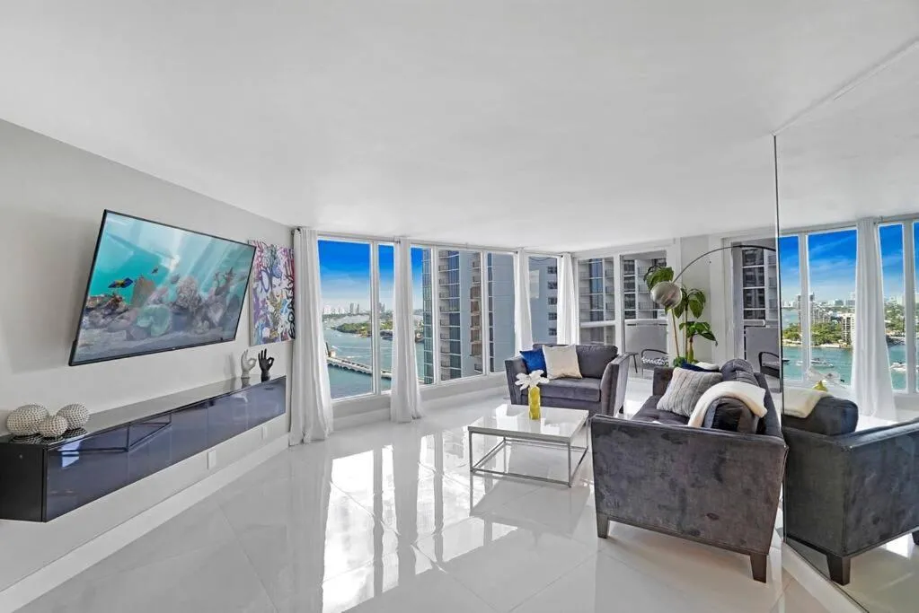 Image 5 of The Queen B! Water & Skyline Views – Renovated