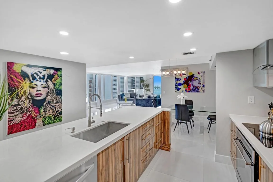 Image of The Queen B! Water & Skyline Views – Renovated