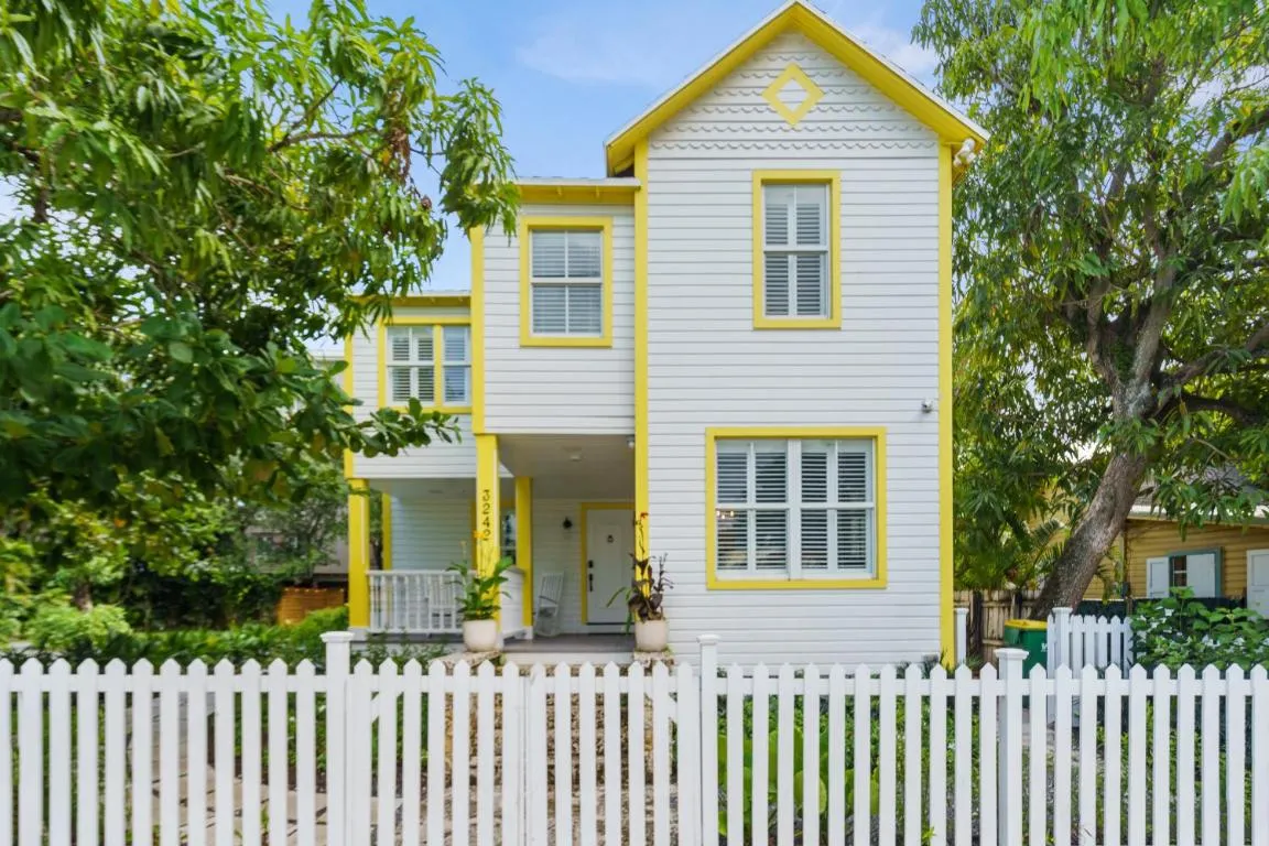 Image of The Stirrup House by Pattio