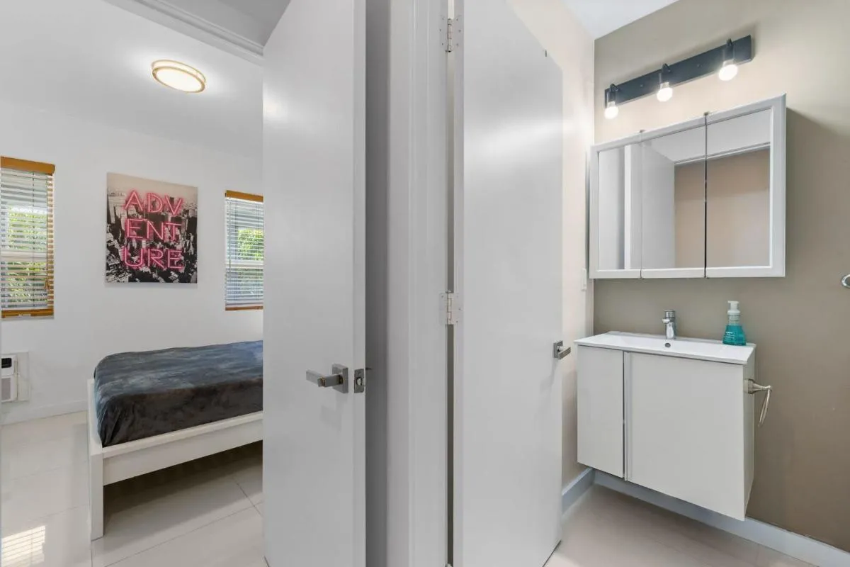 Image 2 of Tranquil Retreat, Comfortable Condo in Miami Beach