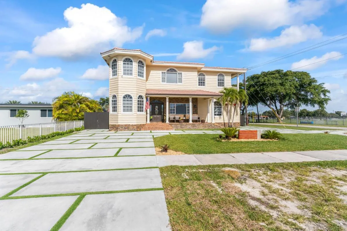 Image 5 of UPSCALE MANSION IN THE HEART OF MIAMI WITH POOL