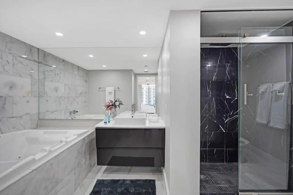 Image 2 of Unforgettable! Water & Park Views, 4 Bedrooms!