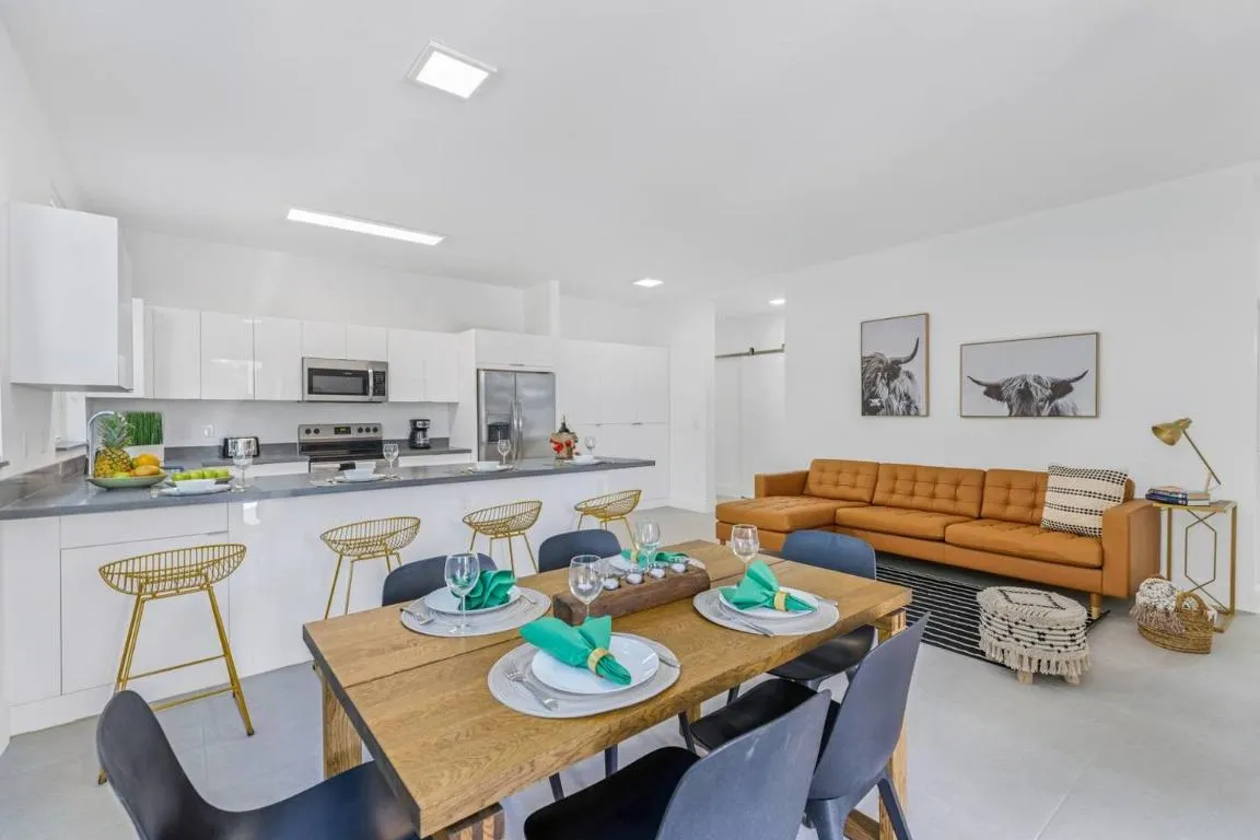 Image of Up to 16 guests! Modern house near Wynwood