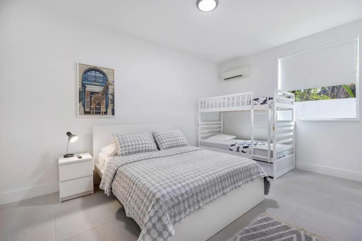Image 5 of Up to 16 guests! Modern house near Wynwood