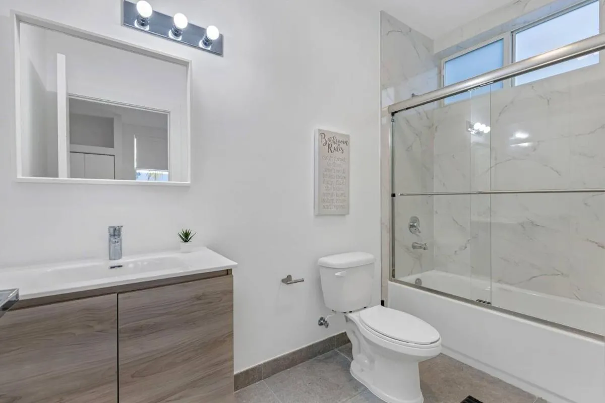 Image 6 of Up to 16 guests! Modern house near Wynwood