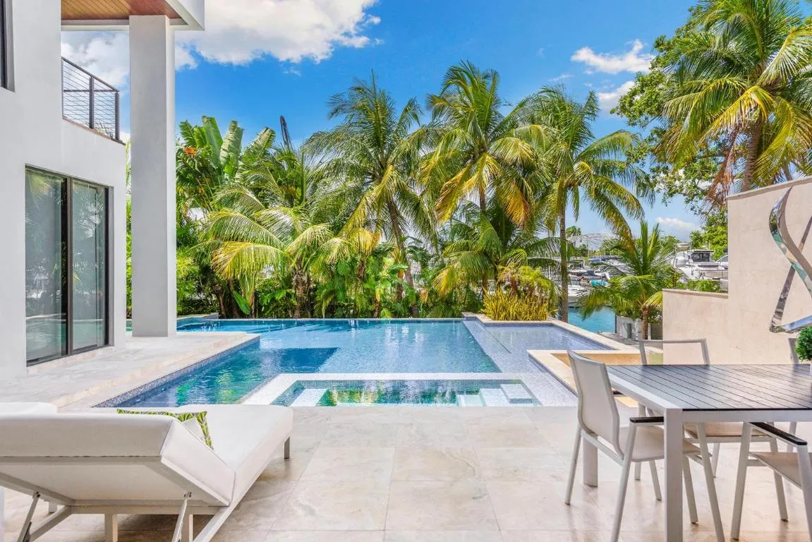 Image of VILLA WATERFRONT MIAMI 6 BEDROOMs SLEEPS 14 PEOPLE