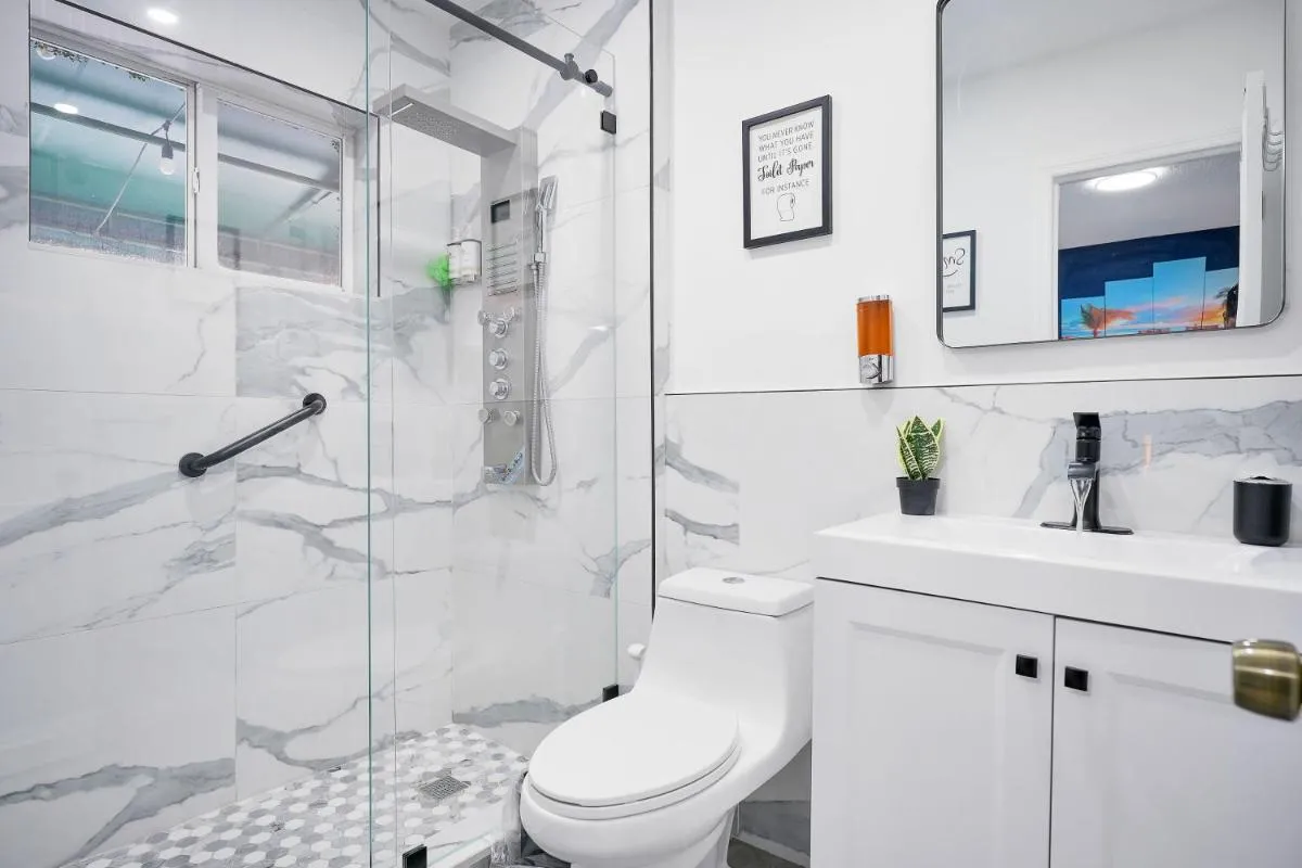 Image 4 of Vacay Spot Happy Escape 15 Min Beach Massage Shower Prime LOC! 6 blocks away from Bars, Nite Clubs, Res, Shops