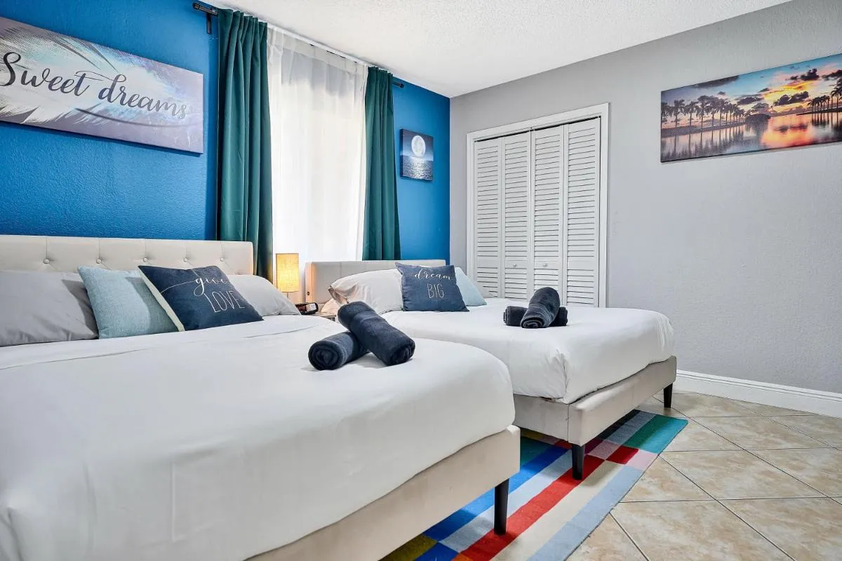 Image 6 of Vacay Spot Happy Escape 15 Min Beach Massage Shower Prime LOC! 6 blocks away from Bars, Nite Clubs, Res, Shops