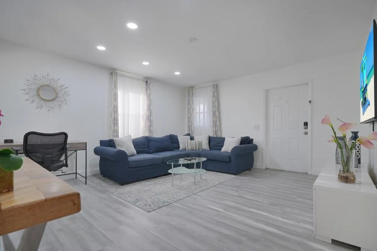 Image 4 of Vacay Spot Wynwood Peaceful 2 BBQs Patio vibes, Prime LOC! 6 blocks away from Bars, Nite Clubs, Res, Shops