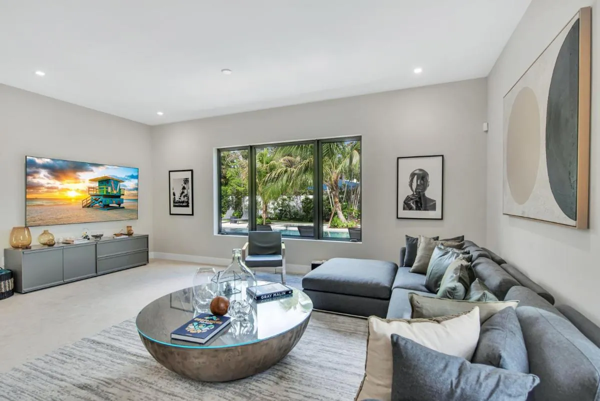 Image 3 of Villa in Coral Gables with Pool Jacuzzi Game Room