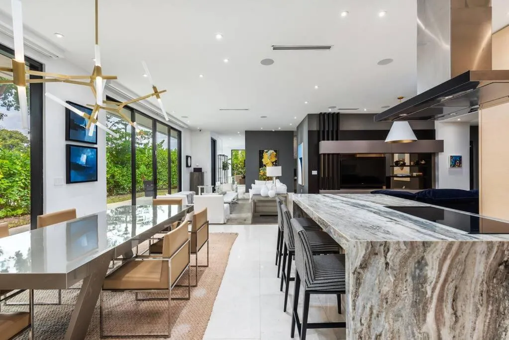 Image 4 of Villa in the Design District with Heated Pool sleeps 10