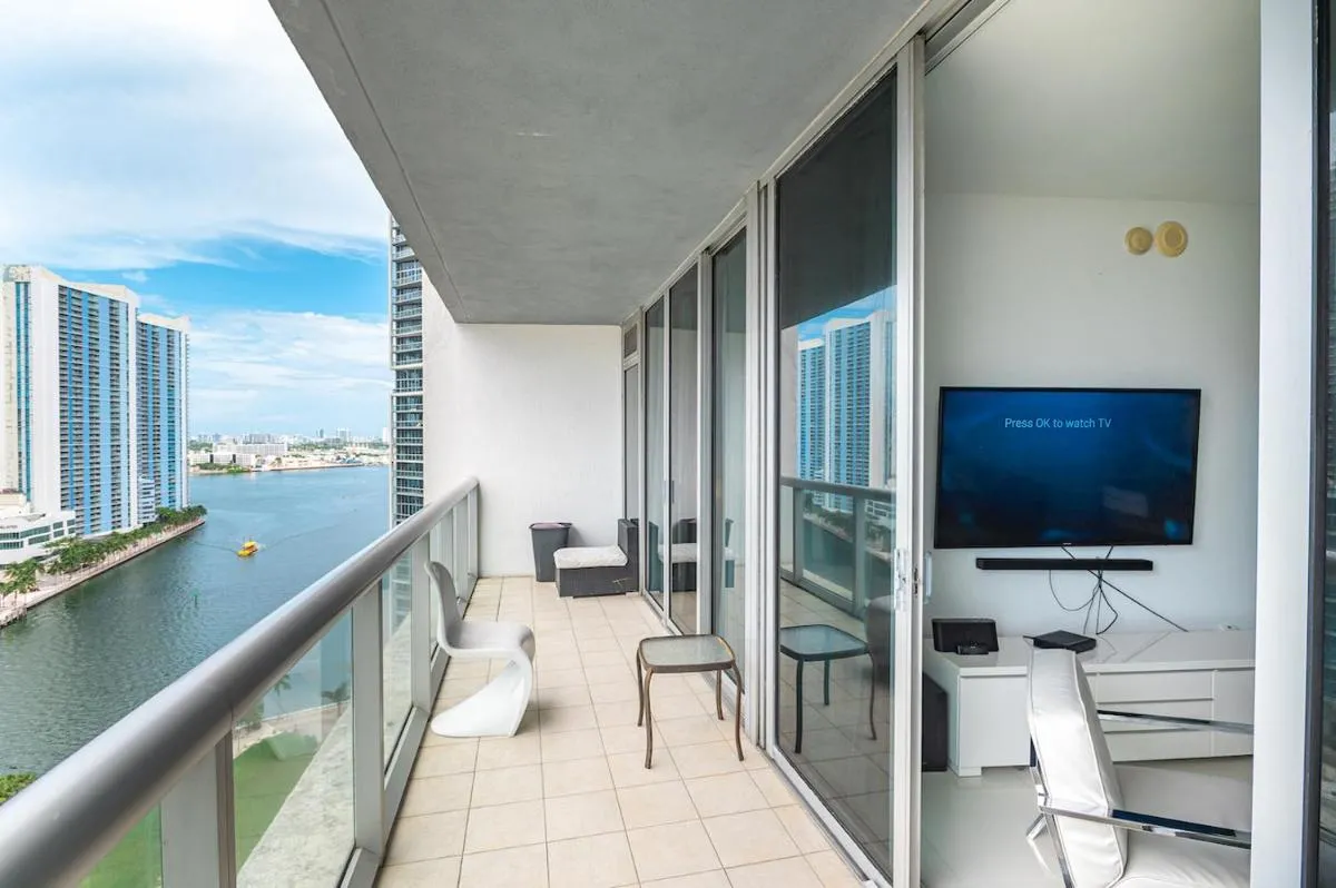 Image 5 of ** W ICON BRICKELL-LUXURY UNIT- FREE SPA**