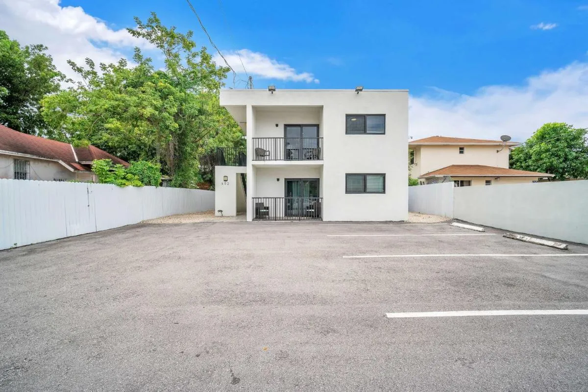 Image 5 of West Brickell – #3 – Renovated 2 1 & Parking