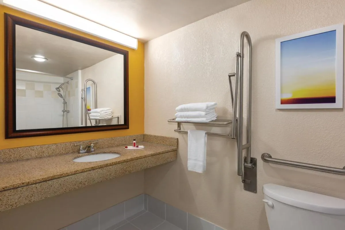 Image 2 of enVision Hotel Miami International Airport